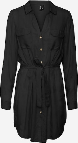 Vero Moda Curve - Vestido camisero en negro: frente