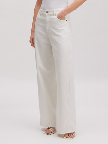 EDITED Regular Jeans 'Ariana' in White: front