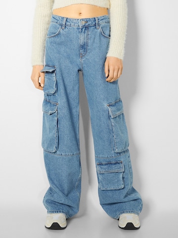 Bershka Wide leg Cargo jeans in Blue: front