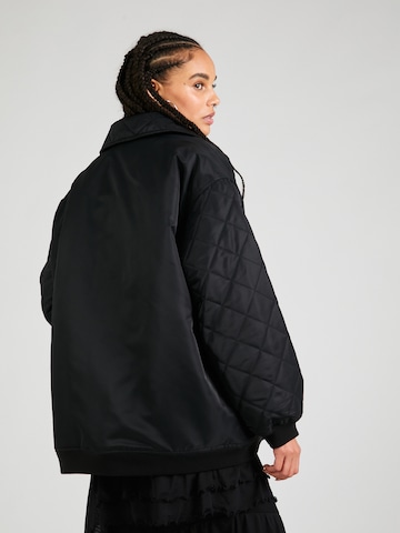 SOMETHINGNEWPrijelazna jakna 'Kara' - crna boja