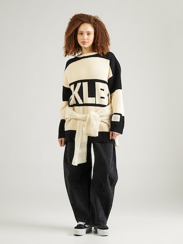 Karo Kauer Avara lõikega kampsun, värv must