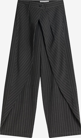 BershkaBaggy Hlače s naborima - siva boja: prednji dio