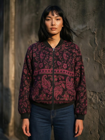 Shop Karey - Chaqueta de invierno 'KAMAL' en rojo