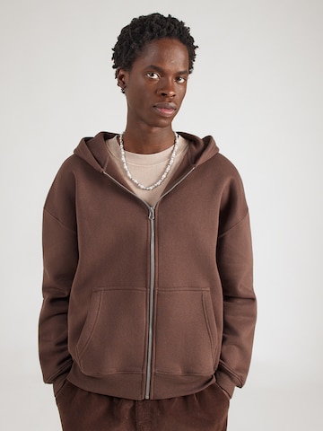 HOLLISTER Суичъри с качулка в кафяво: отпред