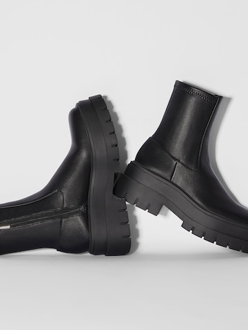 Bershka Chelsea Boots in Schwarz