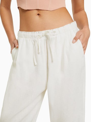 Bershka Szeroka nogawka Spodnie w kolorze biały