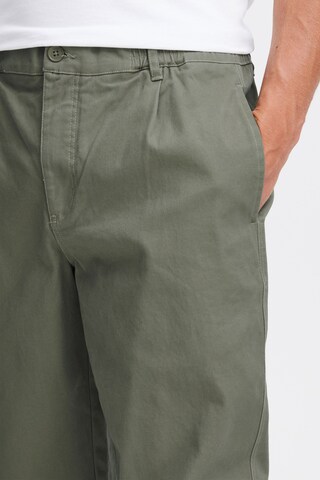 !Solid Regular Pleat-Front Pants 'Dylan' in Green