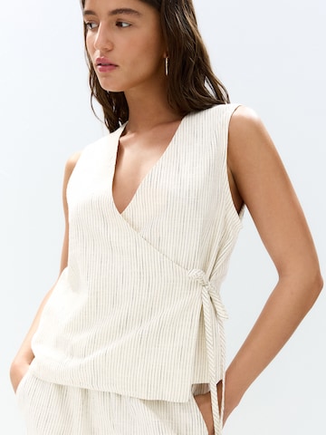 Pull&Bear Blouse in Beige: front