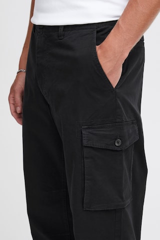 !Solid Regular Cargo Pants in Black