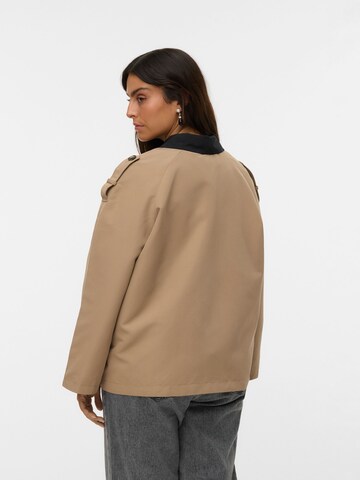 Veste mi-saison 'VMLucia ' Vero Moda Curve en marron