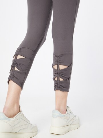 Skinny Pantaloni sportivi 'JUNE' di Marika in grigio