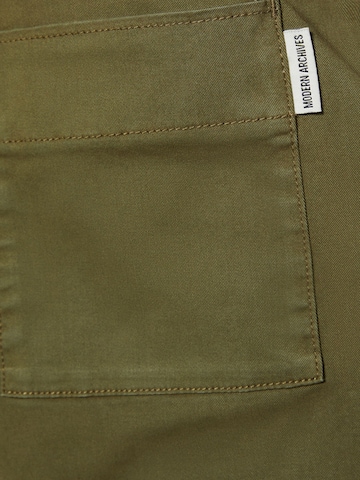 Loosefit Pantaloni con pieghe di Bershka in verde