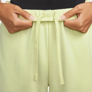 Tapered Pantaloni 'Emea' di Nike Sportswear in verde