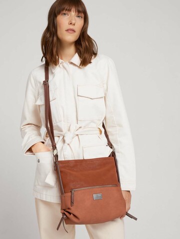TOM TAILOR Schoudertas 'Elin' in Bruin: voorkant
