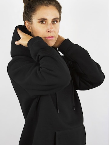 Guggen Mountain Sweatshirt 'Kapuzenpullover HW08 Fleece Hoodie' in Black