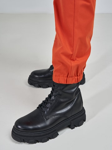 ABOUT YOU x Swalina&Linus Tapered Cargohose 'Mira' in Orange