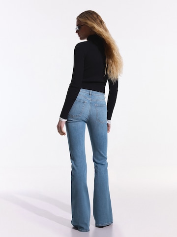 Bershka Разкроени Дънки в синьо