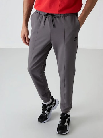 Pantalon de sport Tommy Life en gris : devant