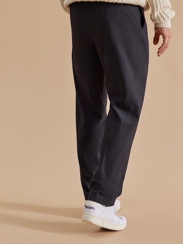 DAN FOX APPAREL Regular Pleated Pants 'Bjarne' in Grey