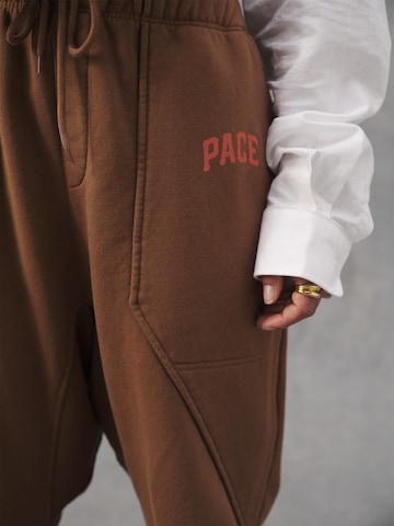 Pacemaker Zwężany krój Spodnie 'Jonas' w kolorze brązowy