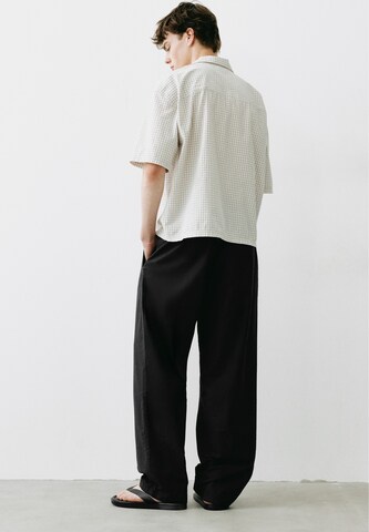 Pull&Bear Regular Trousers in Black