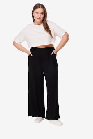 Shape Of You Wide Leg Hose in Schwarz: Vorderseite