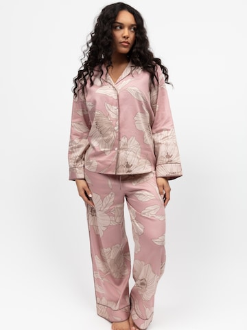 Fable & Eve Pyjama in Roze: voorkant