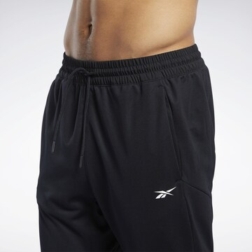 Reebok - Tapered Pantalón deportivo en negro