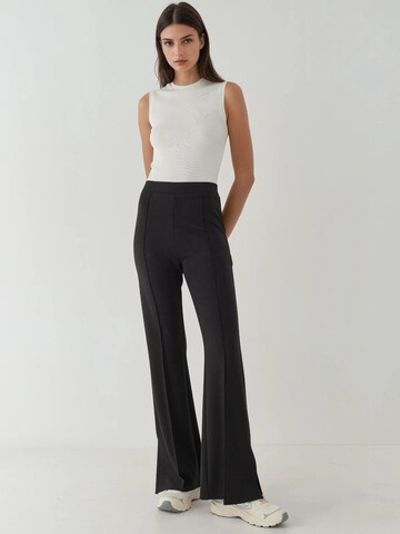 Hiccup Flared Pants in Black