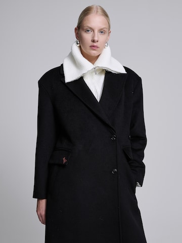 AEMMI Between-seasons coat in Black