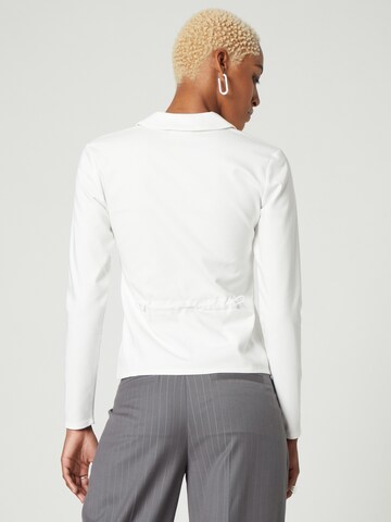 Camicia da donna 'Alexis' di Bella x ABOUT YOU in bianco