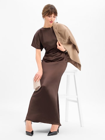 Marie Lund Avondjurk in Bruin
