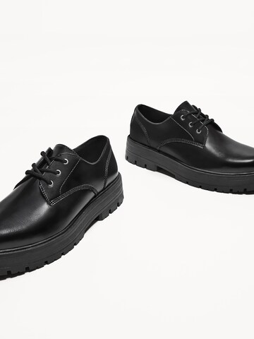 Bershka Schnürschuh in Schwarz