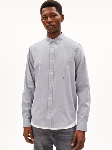 Coupe regular Chemise 'QUAASA' ARMEDANGELS en bleu : devant