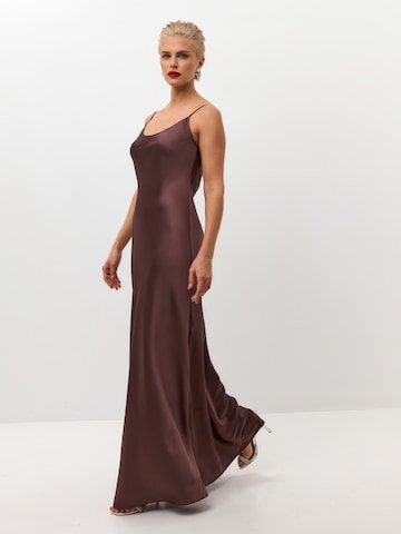 Abito 'Maxi satin slip dress 'Serene'' di Serena Silueta in marrone