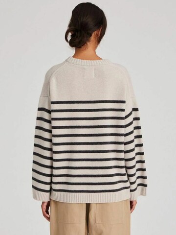 Gai+Lisva Oversized neulepaita ' Barbera ' värissä valkoinen