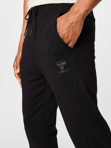 Tapered Pantaloni sportivi di Hummel in nero