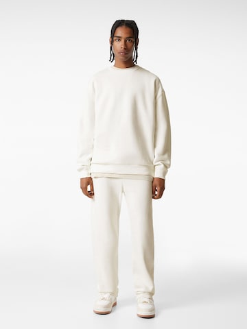 BershkaSweater majica - bijela boja