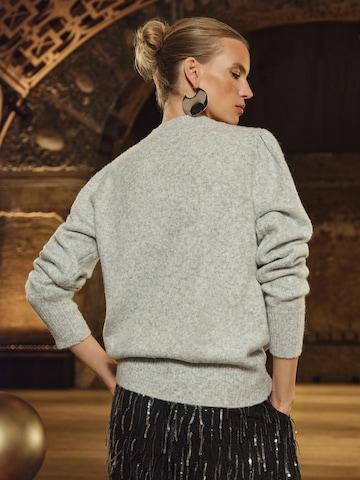 Pull-over love & roses en gris