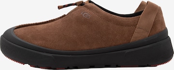 Scarpa slip-on 'Tasman Outpost' di UGG in marrone: frontale