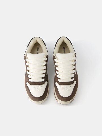 Bershka Sneaker in Braun