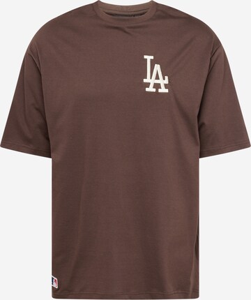 NEW ERA Shirt 'LEAGUE ESSENTIALS' in Bruin: voorkant