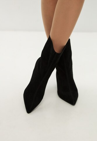 CESARE GASPARI Ankle Boots in Black