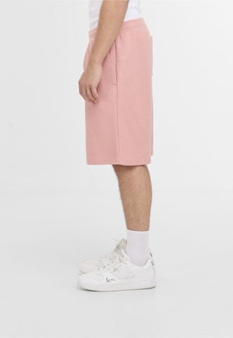 Karl Kani Regular Shorts in Pink