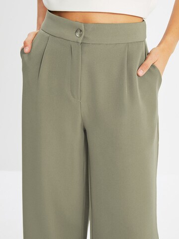 Trendyol Wide Leg Hose in Grün