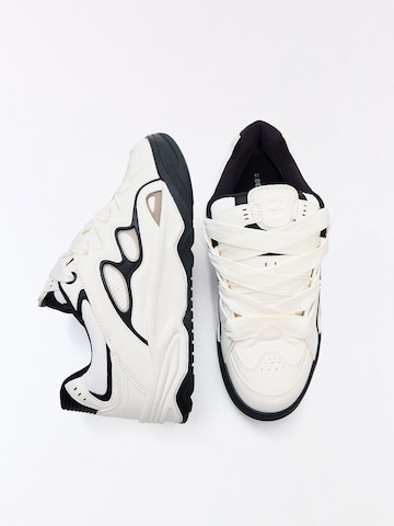 Bershka Trampki niskie w kolorze biały