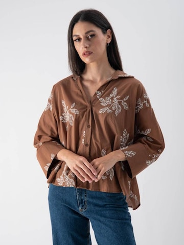 MND T-shirt 'Floreal' i brun: framsida