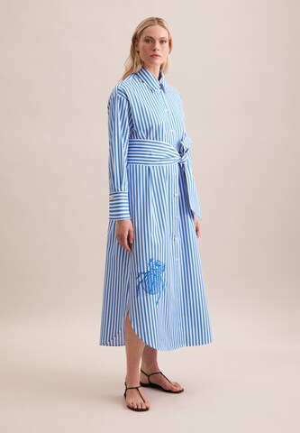 Robe-chemise ' Schwarze Rose ' SEIDENSTICKER en bleu