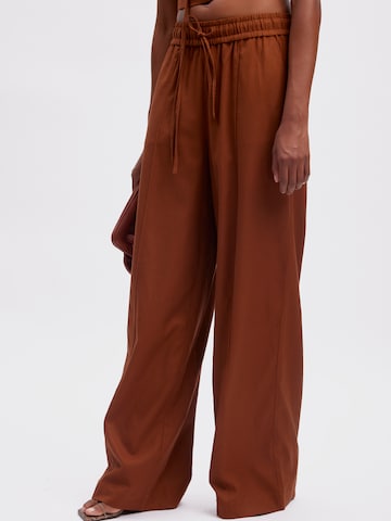 Wide Leg Pantalon 'Leena' Gestuz en marron : devant
