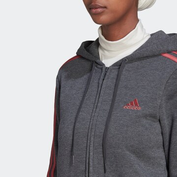 ADIDAS SPORTSWEAR - Sudadera con cremallera deportiva 'Essentials Fleece 3-Stripes ' en gris